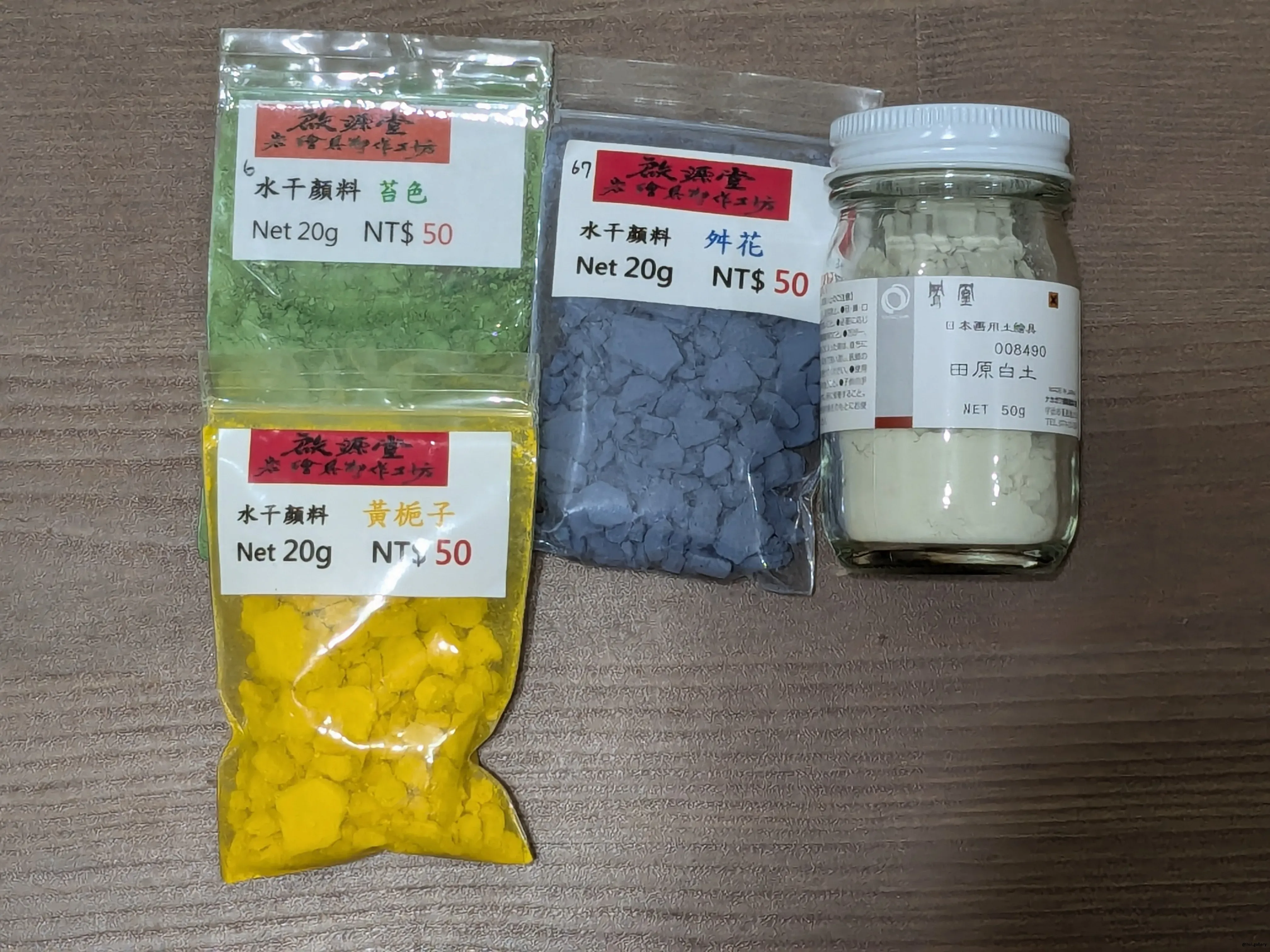 /images/painting/膠彩/兩支牙刷/材料/s3.webp